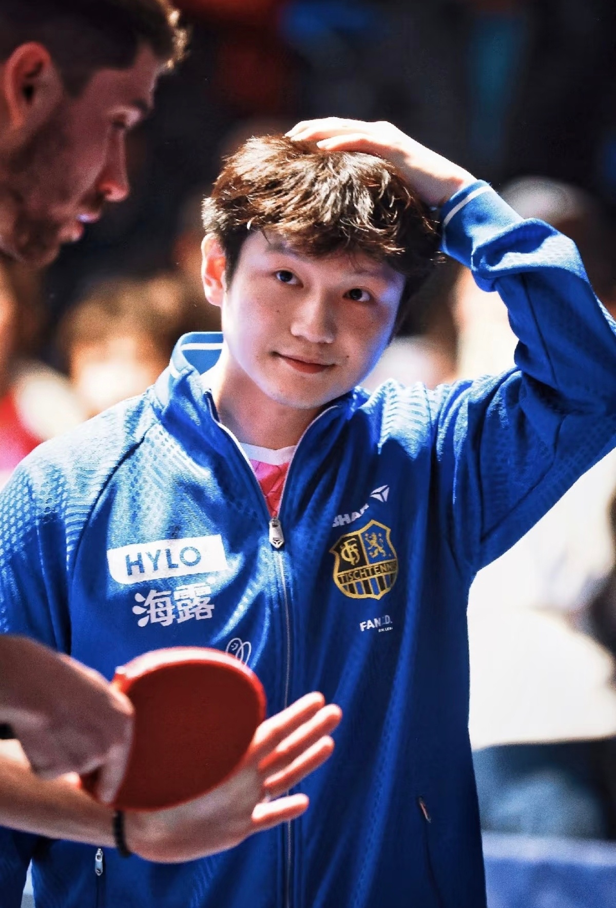 虽不能让别人摸摸头但自己可以摸萌点十足🐼 