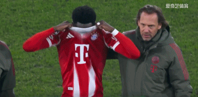 拜仁6：1亚特兰大，伤了三员球员，分别是乌尔比希、阿芳索、穆夏拉。
乌尔比希是头