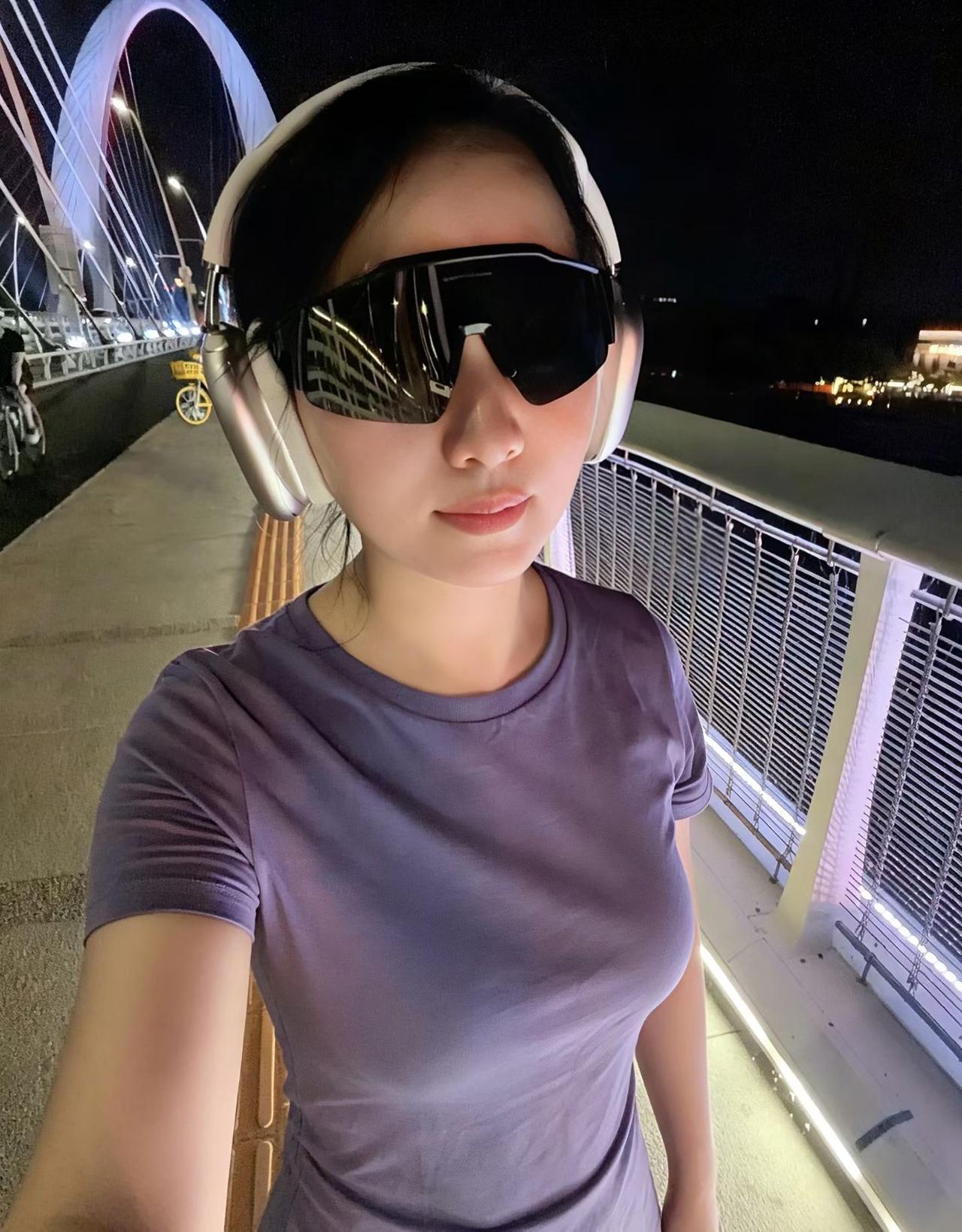 夜晚骑行晒一晒手机里的风景照 上海外滩夜色绚烂 去外滩玩要做好哪些游玩攻略 你认