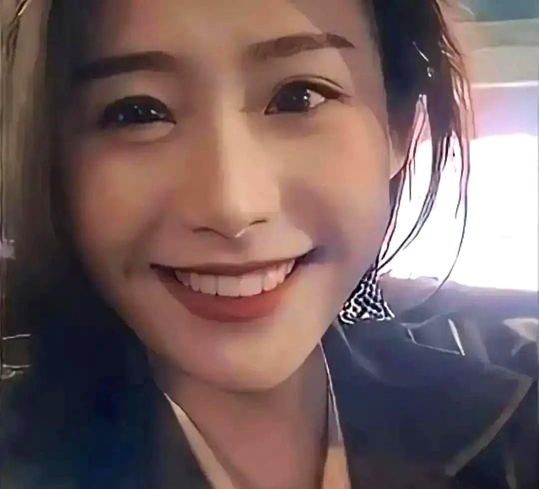 天价合同就摆在眼前，她看都没看，转身回了汕头玩具厂，继续打卡上班。

一部《给阿