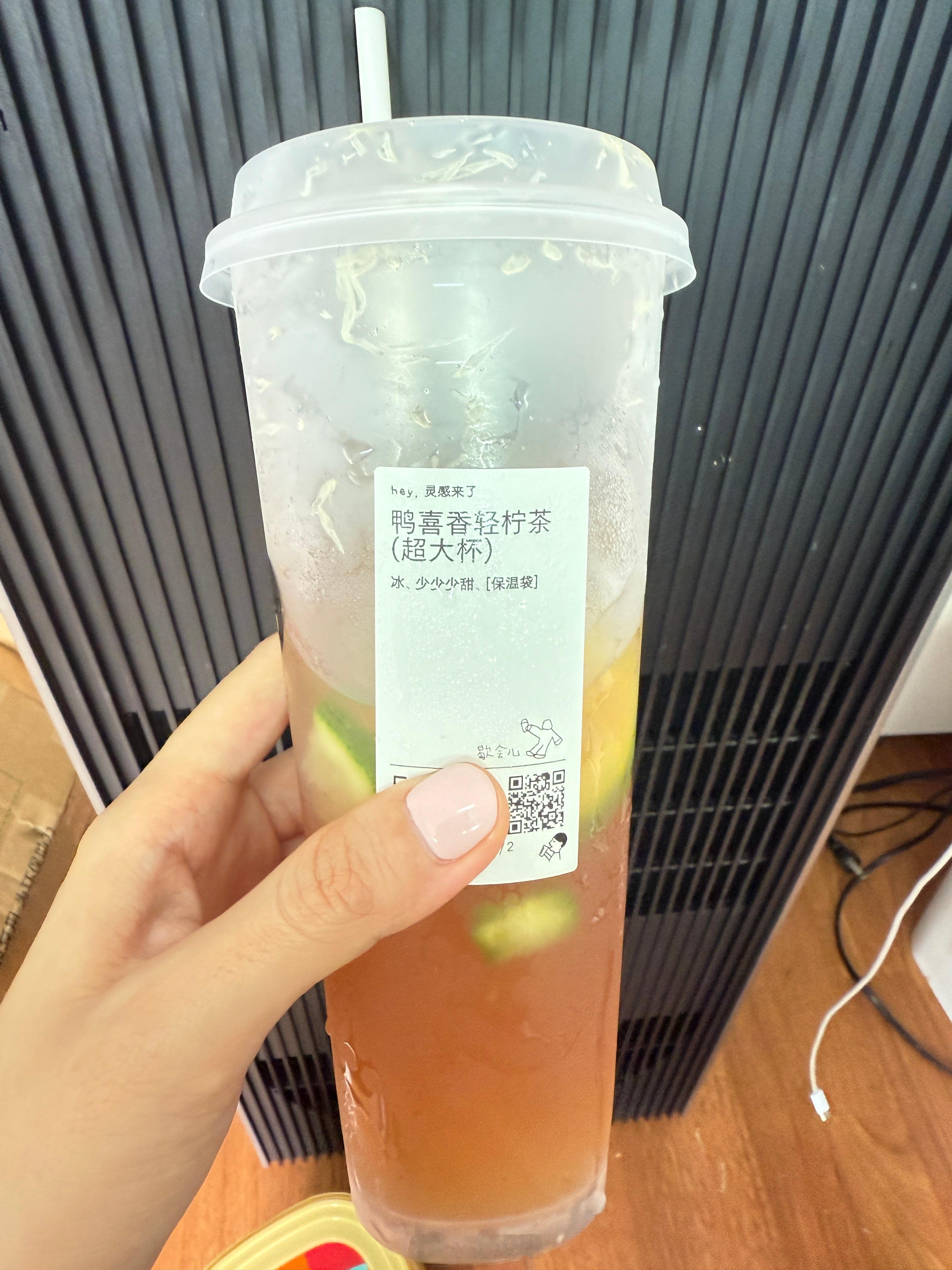 幸运哥为庆祝菜刀二胎给我们也点奶茶了得知我在减肥，幸运哥点的是少少少甜这要是会胖