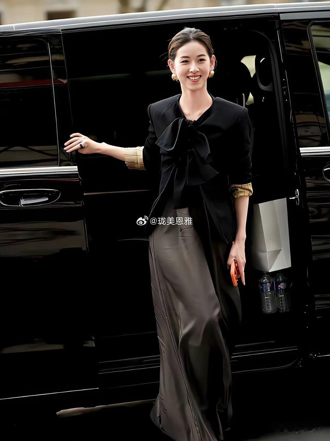 京东老板娘章泽天的前世今生前两张是学生时代的章泽天最后一张是现在的京东老板娘章泽