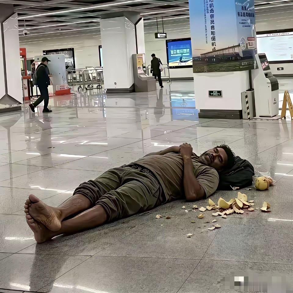 这印度旅客累了直接在飞机场卷地而睡，反正有空调很凉快，去酒店还要花钱了，出来就是