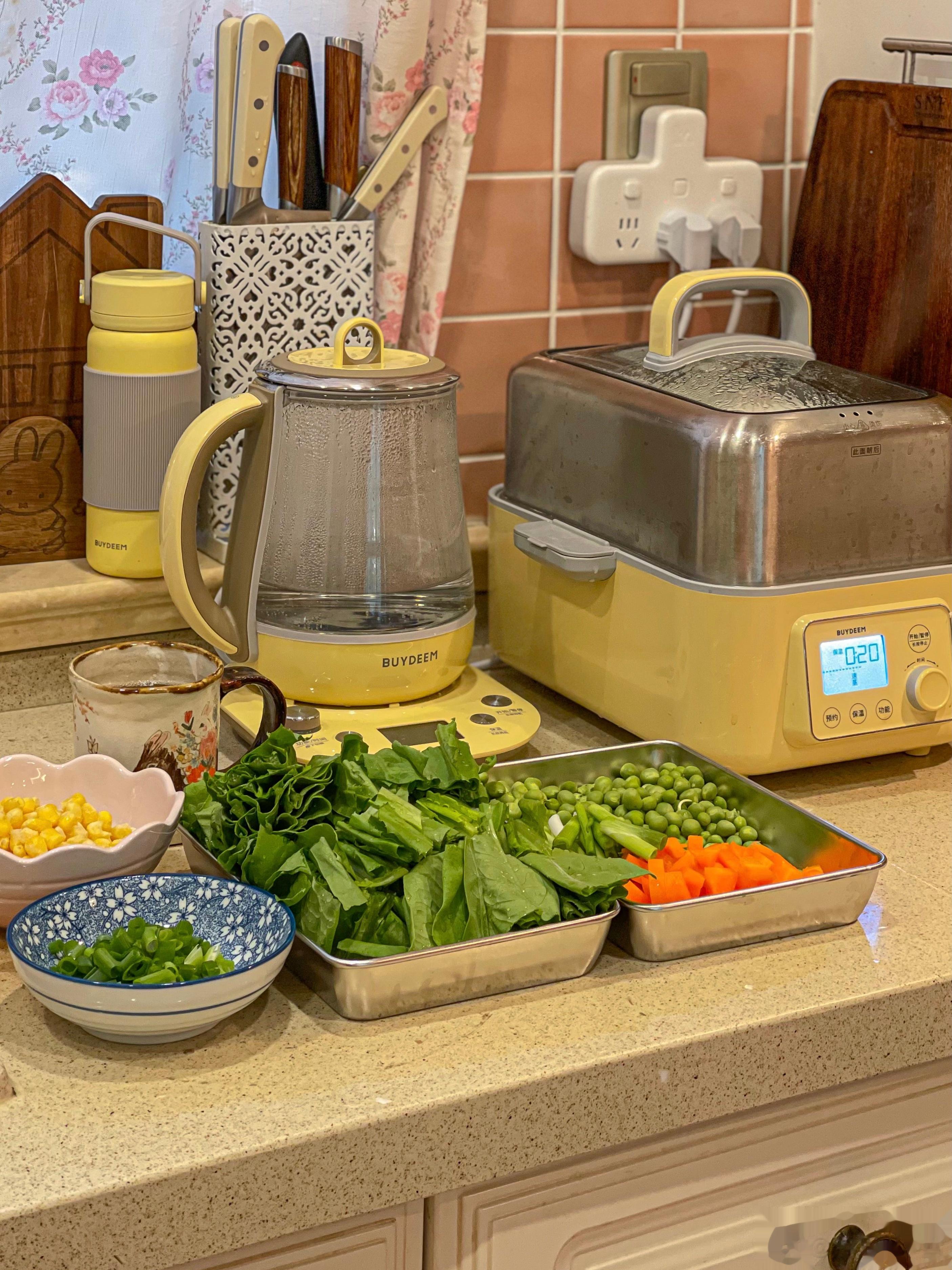 晚饭全家一起吃，丰盛一些[666][耶]，做了红烧排骨，炒豌豆，乔乔特别爱吃。[