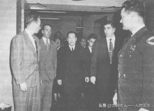 1950年11月27日，伍修权(中)一行步入联合国安理会会场