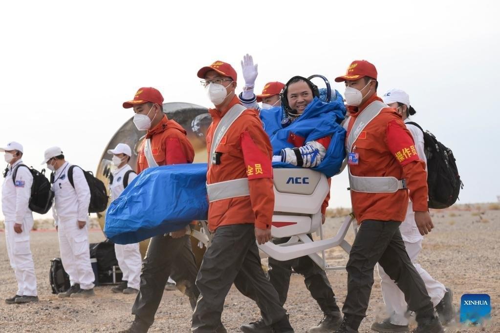 弯时出征，月满时归来，太空“出差”六个月，神舟15乘组踏上回家之旅！欢迎回家！
