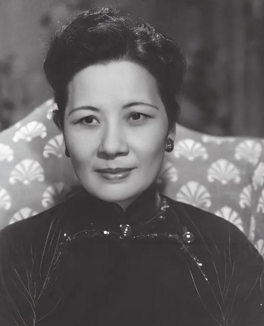 也是活久见了，这年头战犯都能被洗白吗？宋美龄，这个明确被官方定为战犯的女人，为何