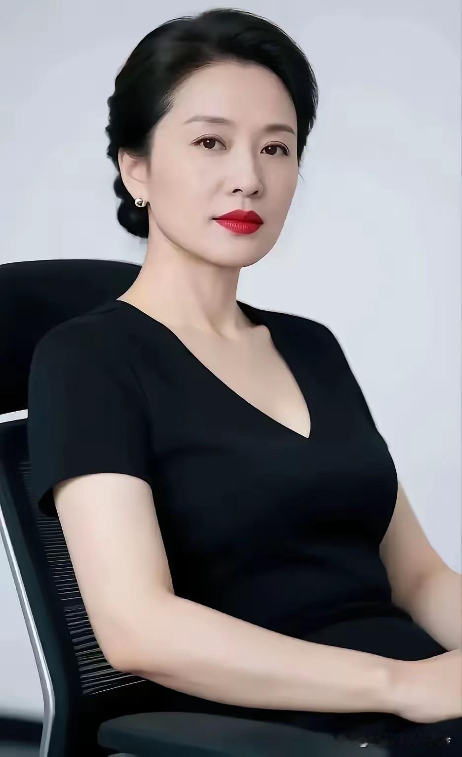 笔下乾坤浩渺彰，
墨香缱绻韵含芳。
纸间绘就山河丽，
字里留存烟火光。
绝色佳人