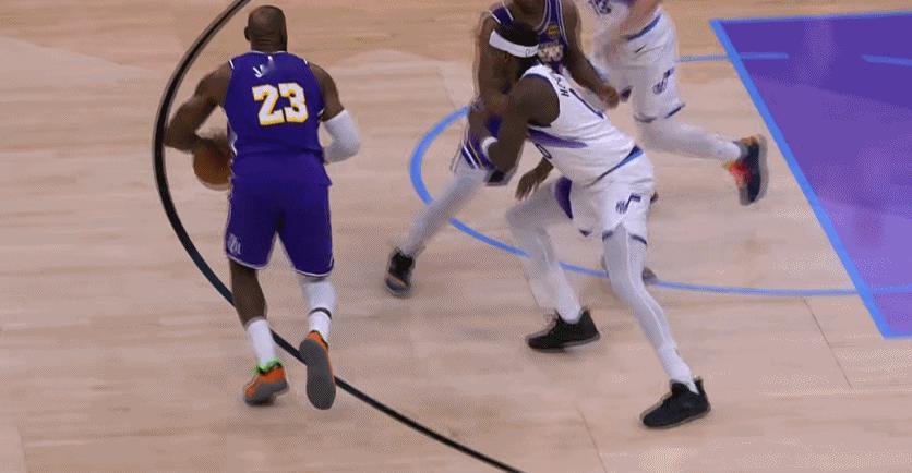 老詹的膝盖被年轻小伙侧面这么撞一下，缓了一会竟然继续打了… 