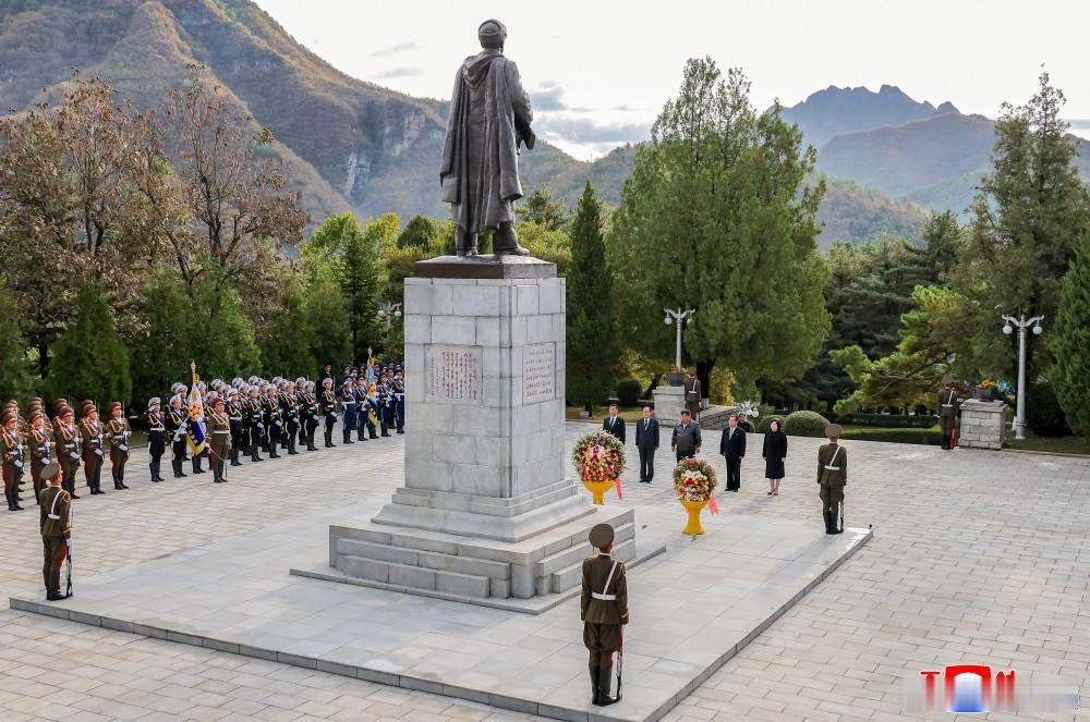 朝鲜平安南道桧仓郡，金正恩参谒中国人民志愿军烈士陵园，默哀悼念志愿军烈士，并向毛