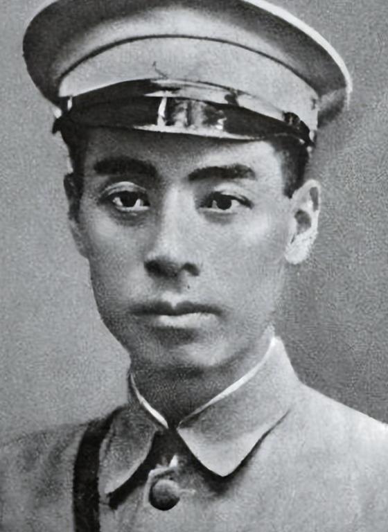 1927 年，二十六军七团团长鲍靖中私放被捕的周恩来。两人刚走到团部门口，正撞上