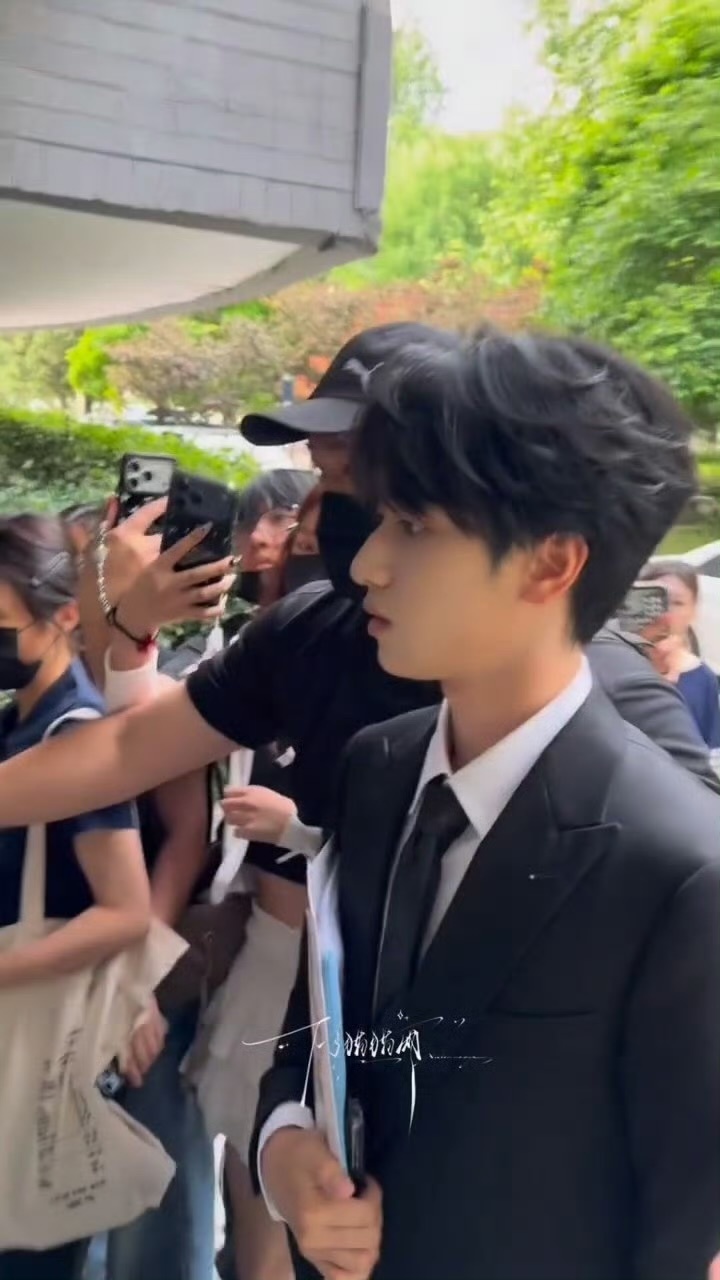 严浩翔正装答辩完全我的梦情学长。。🥰严浩翔正装答辩严浩翔西装答辩