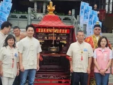 力挺中华传统！
蒋万安穿唐装亮相端午龙舟赛点睛仪式，传统文化成为全场焦点～

与