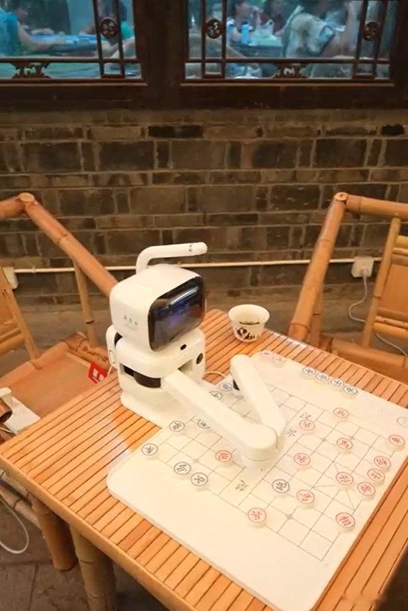老外和成都孃孃打麻将动用AI作弊 传统休闲玩法碰撞智能黑科技，元宝让麻将对局更有
