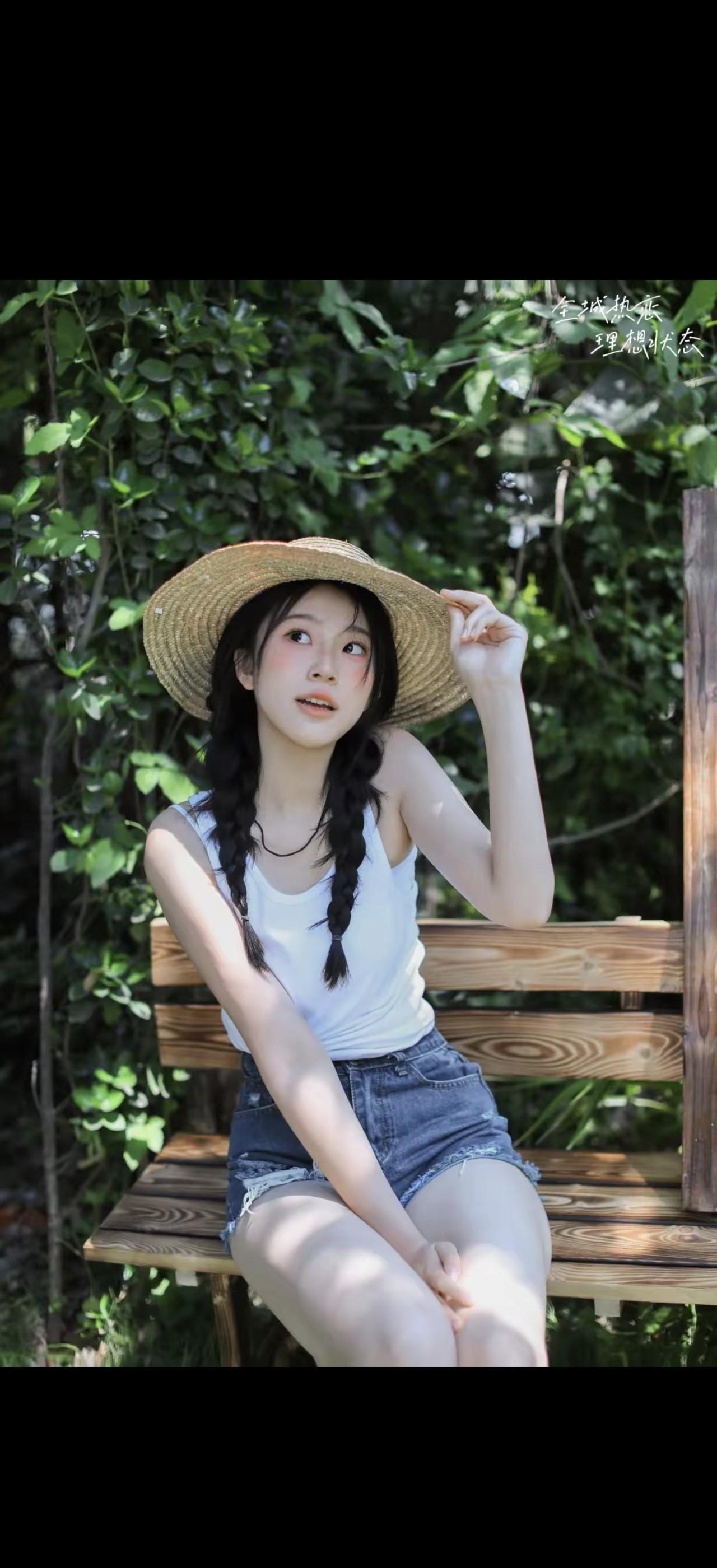 绿树阴中坐，清风拂面来。