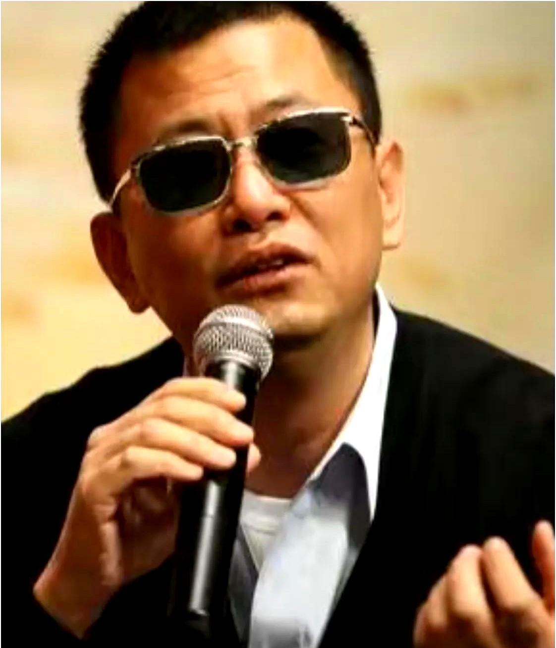 王家卫拍戏，不讲戏份，讲命。
辛芷蕾为两秒镜头，熬了三年。
梁朝伟吃三十碗云