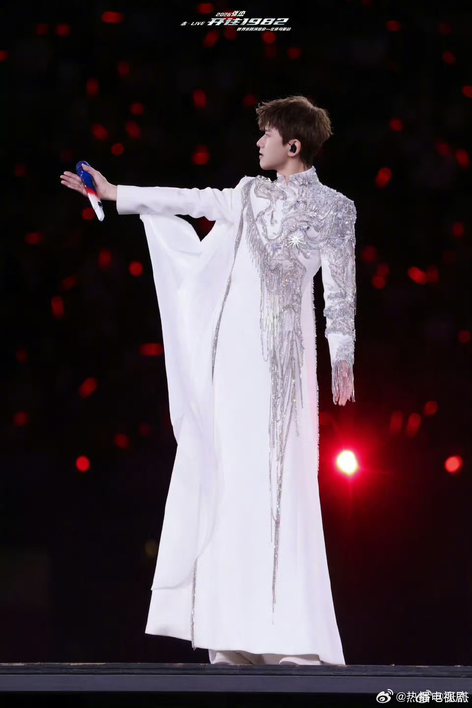 张杰演唱会每一场都有新惊喜舞台匠人说的就是张杰吧！连唱数场始终保持初心，每一场都