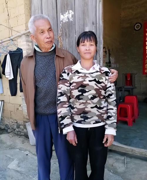 广西第一猛男！1994年，49岁梁二将19岁女工友带回村，随后两人开始疯狂造人，