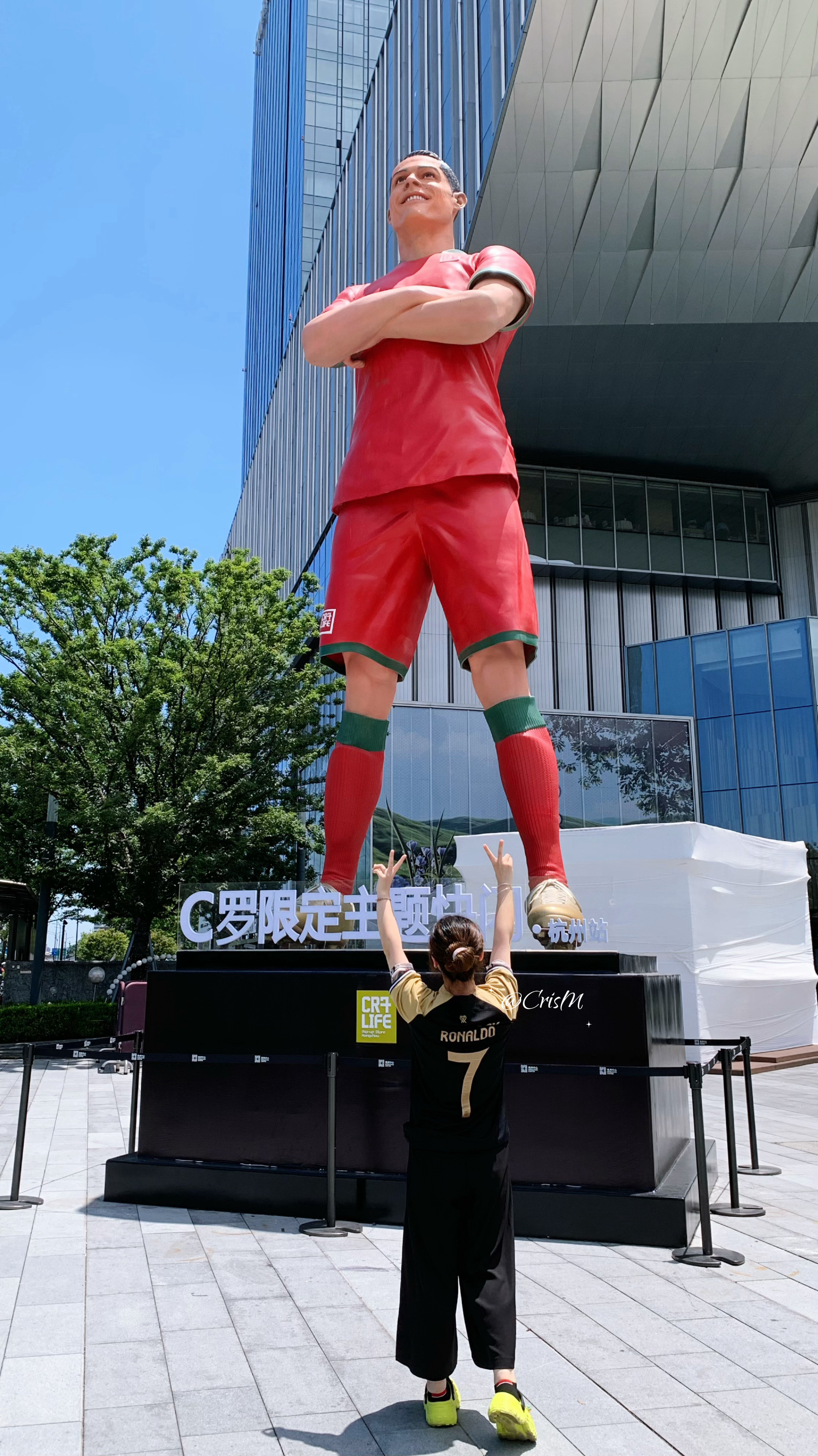 不知道上海那边的cr7life展会不会把这个超大的C罗雕塑搬过去！现场看真的太震
