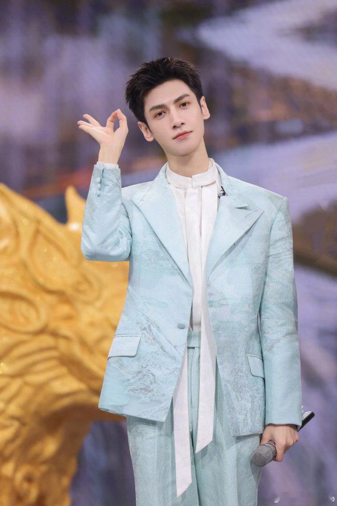 罗云熙 劳资蜀道山罗云熙用四川话杀青，直接把“温柔仙子”人设崩成“川味酷盖”！这