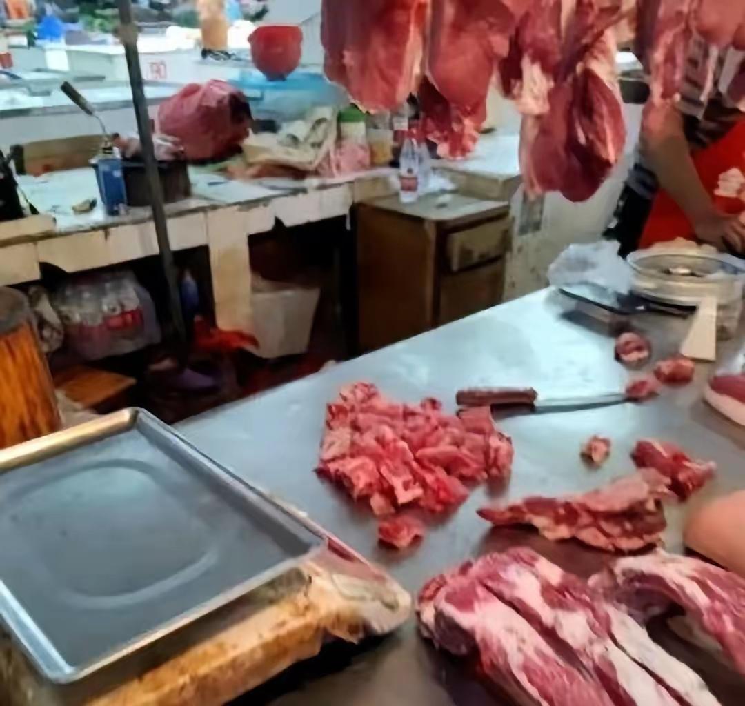 一位女顾客花了96块钱买排骨，钱都付完了，她随口说了一句：“不用剁，整块带走。”