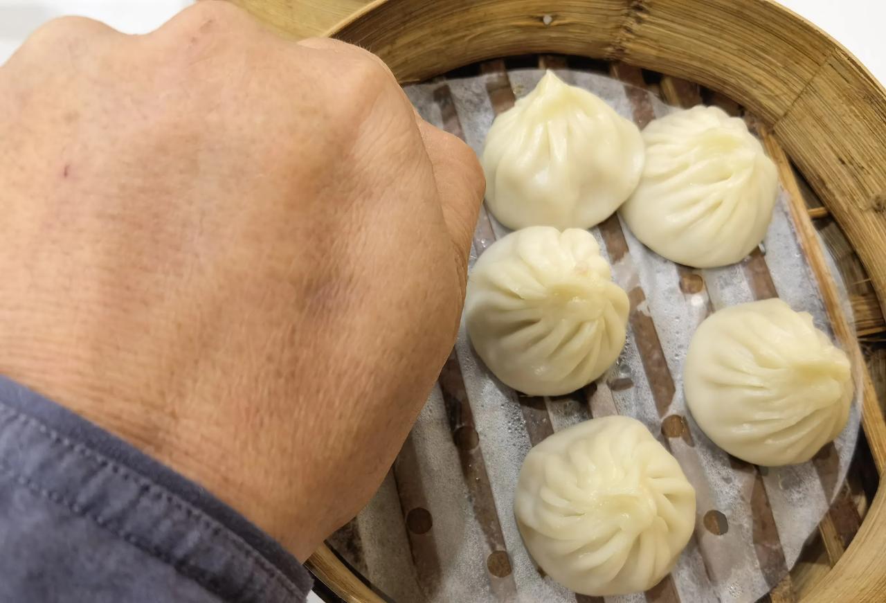南方的包子，一口一个，正应了老话：还没有拳头大！
       牛眼珠子大小啊。