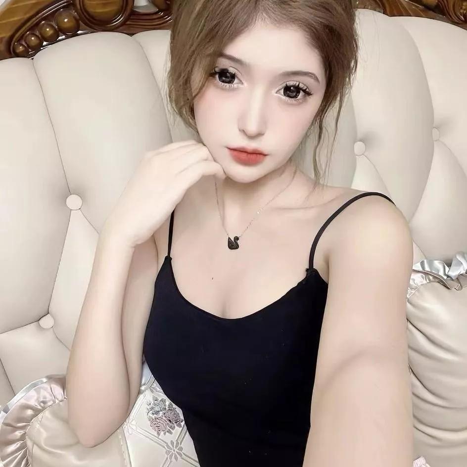 优雅的少女，温柔的微笑，复古的氛围，精致的妆容，优雅的姿态。少女感笑容 少女感微