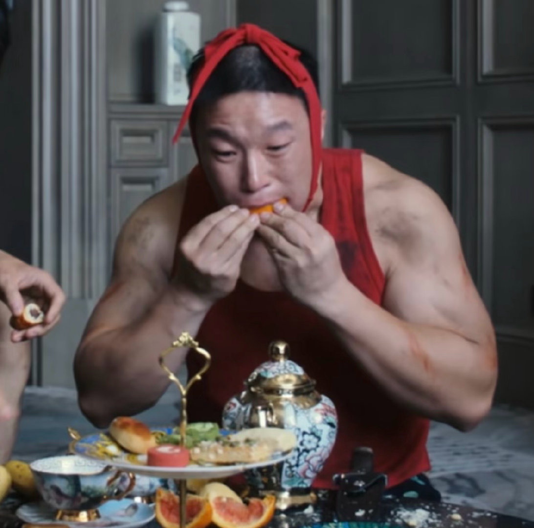 低智商犯罪一直在天堂地狱闪回低智商犯罪剧情反转一环扣一环，上一秒还沉浸在发财的喜