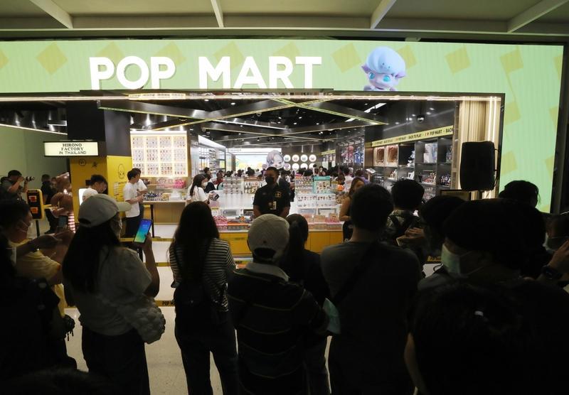 泡泡玛特这次直播事故可真是闹得沸沸扬扬，直接冲上热搜第一。工作人员一句“这东西卖