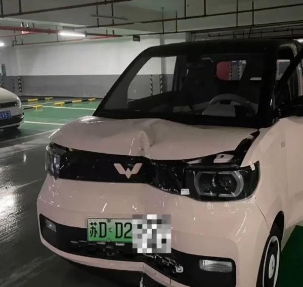 《论安全带的重要性》
当五菱MINI EV撞上停车场大柱，车头被撞成两半，系上安