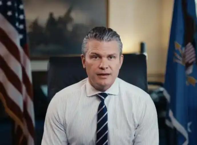 美军基地，刚出了个让所有士兵脊背发凉的命令。
国防部长直接宣布：从现在起，所有士