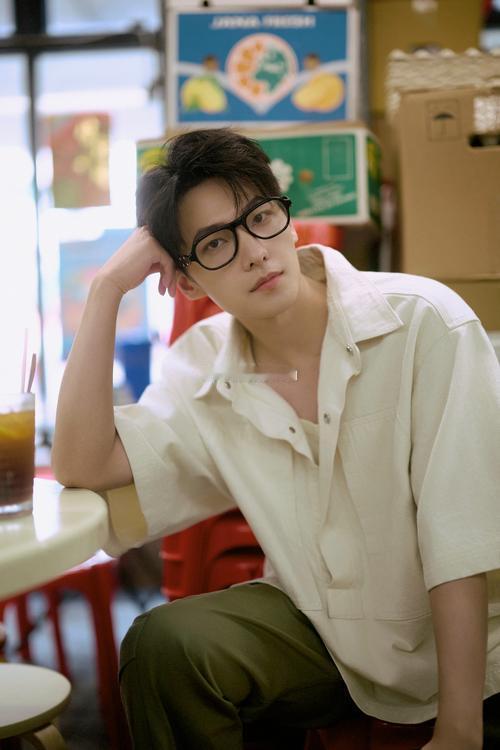 杨洋不抽烟，也不允许自己工作环境里有人抽烟。 