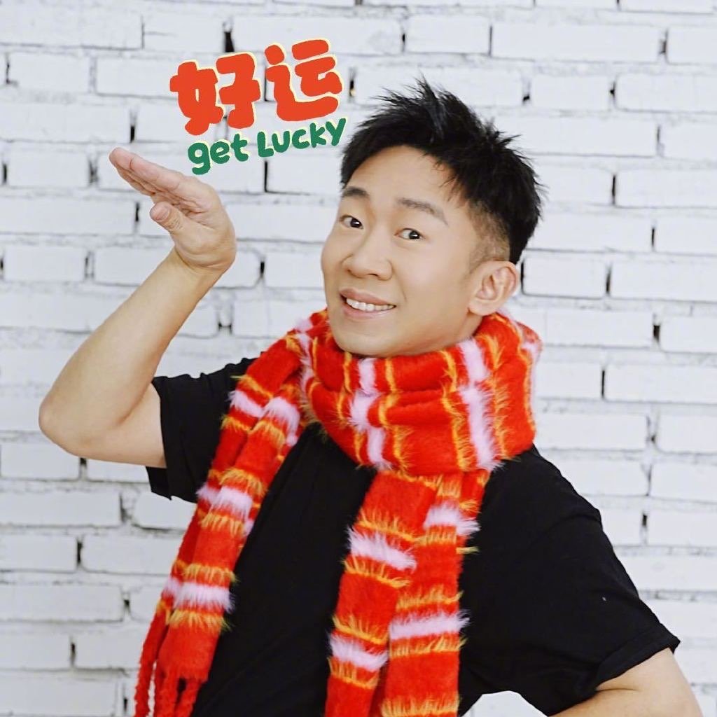 杨迪把自己的照片送给刘震云杨迪被刘震云夸英俊谁懂这种奇妙反差！全网拿来玩梗的表情