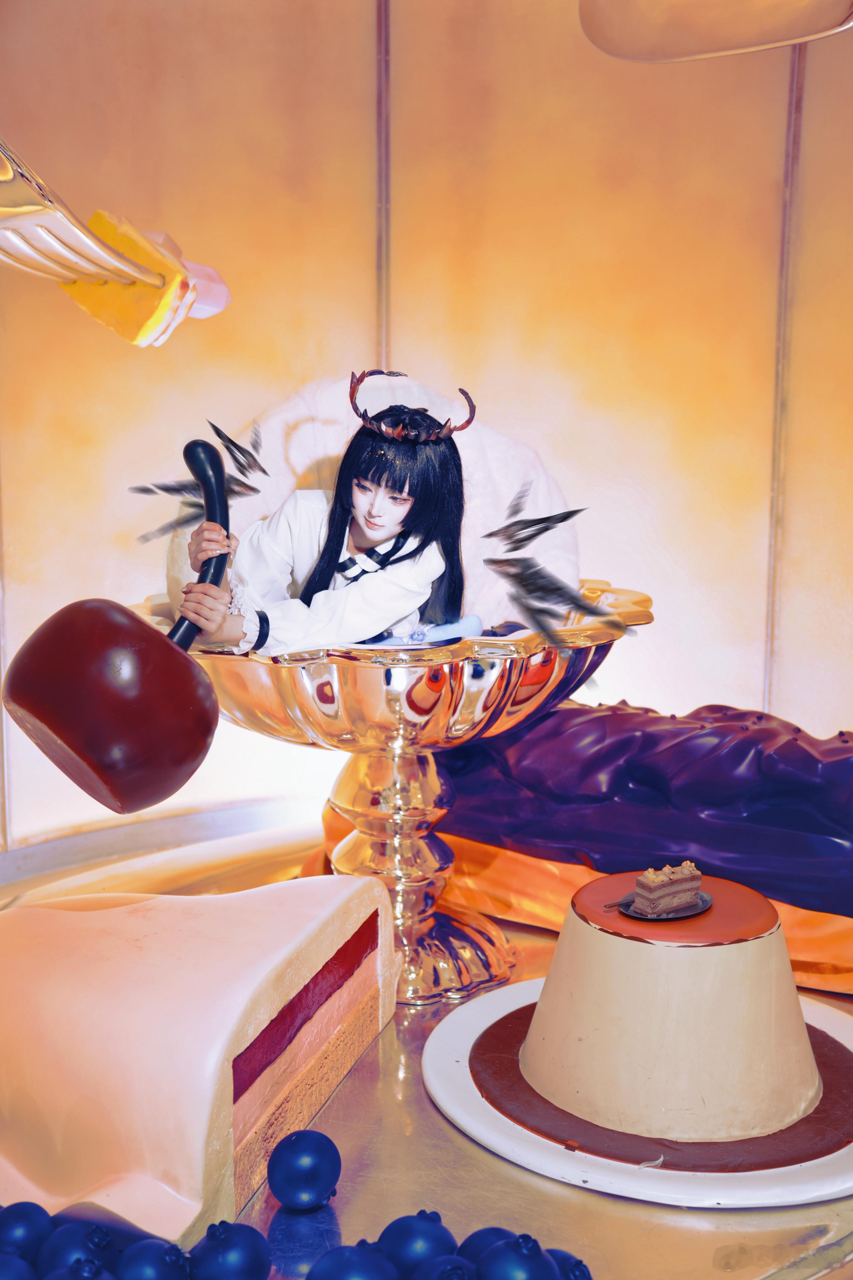 误入甜品世界了吗？小小的爱丽丝🔸阿尔图罗明日方舟cosplay  这个樱桃好重