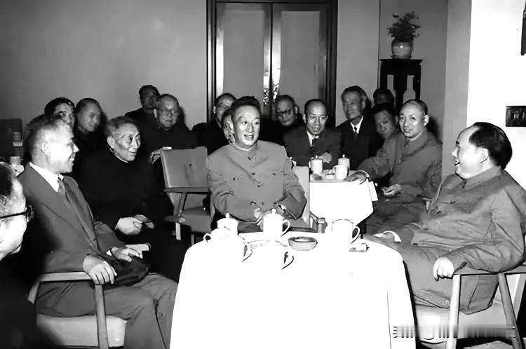 历史时光
◆1961年“五·一”节，毛泽东主席在上海接见了包括苏步青、谈家桢、陈