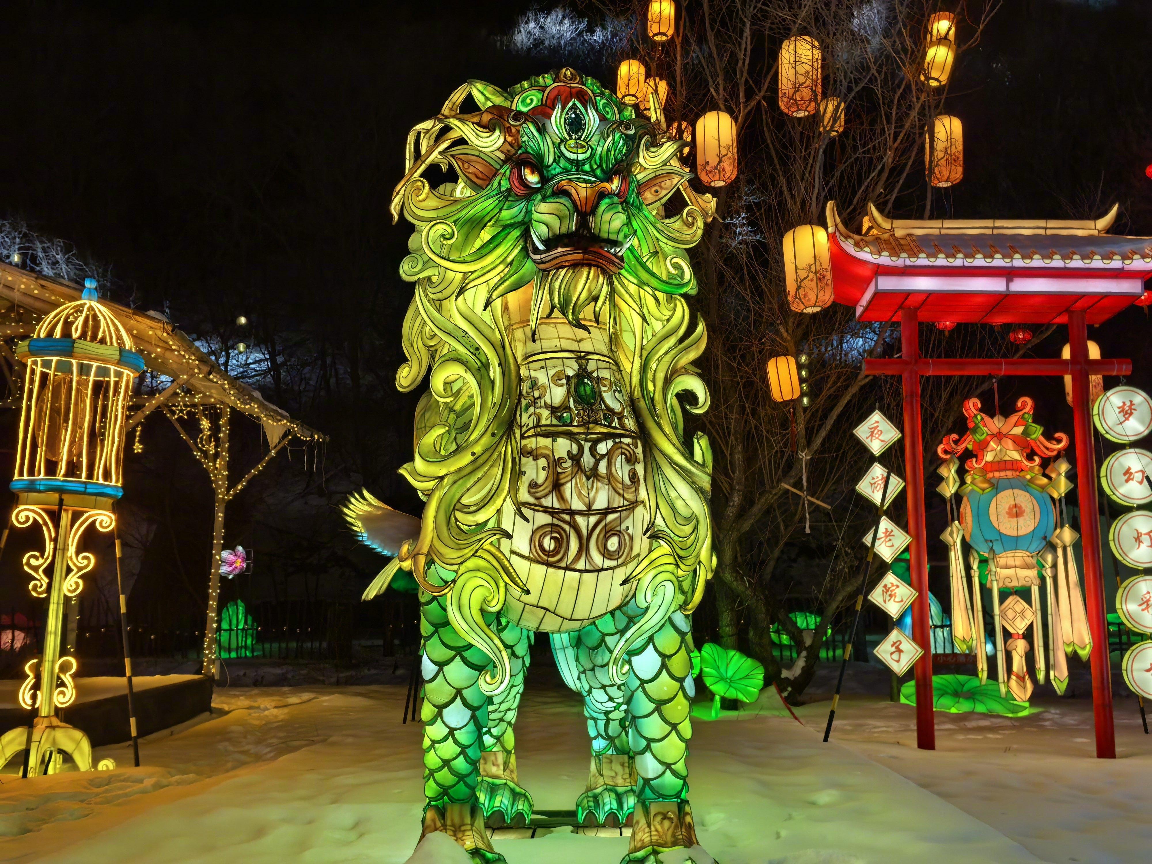 牢记殷殷嘱托实现全面振兴  鞍山市的千山老院子花灯会里的麒麟一只比一只好看好玩，