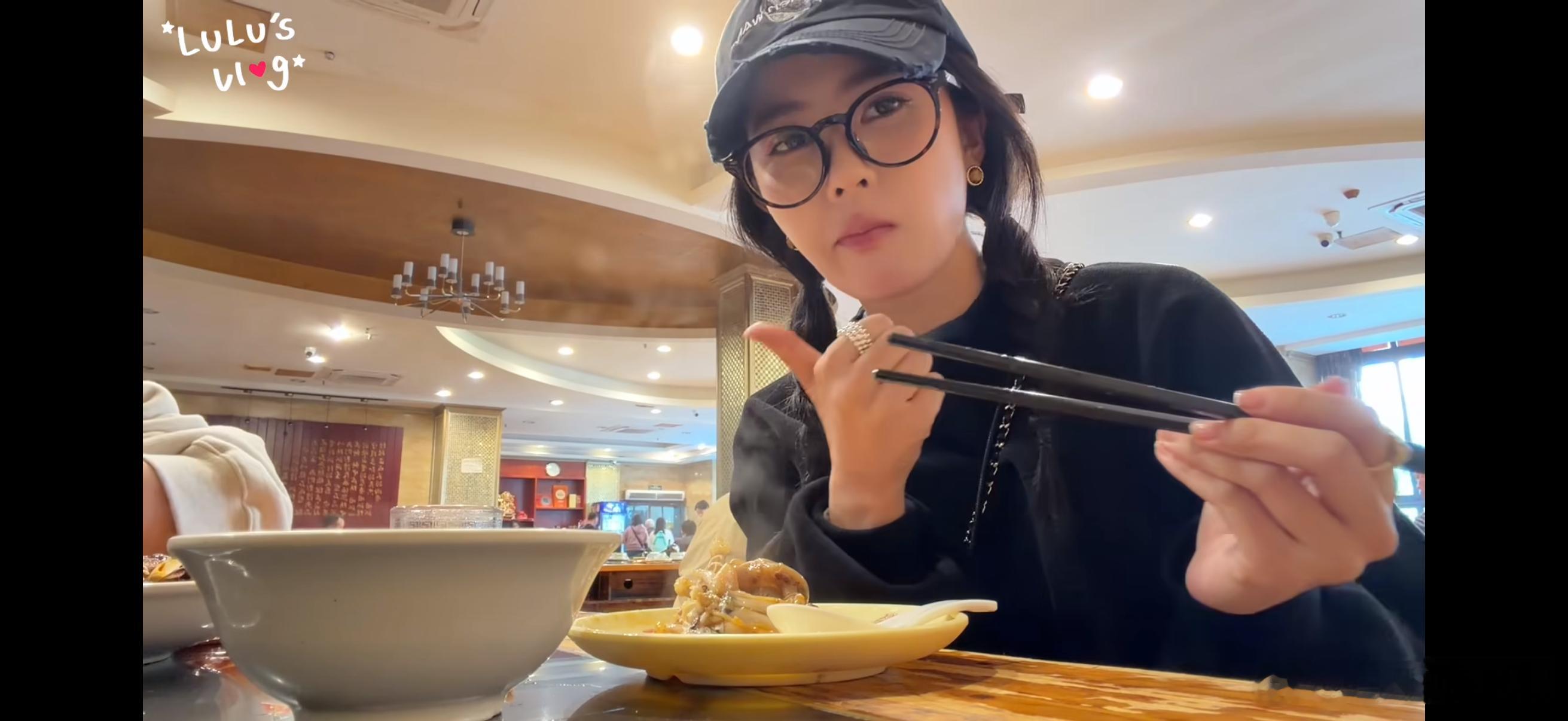 白鹿自己和自己合照 自己和自己同框太会玩！白鹿的操作又萌又搞笑，性格随和接地气，