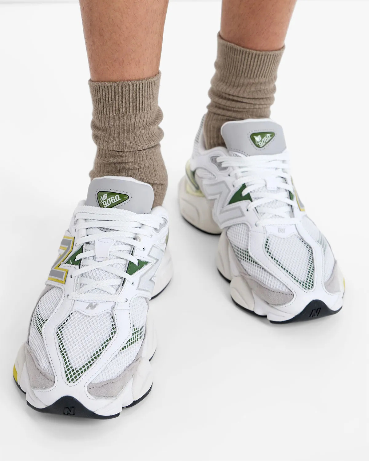 New Balance 9060 鞋面设计与之前有区别应对夏季 