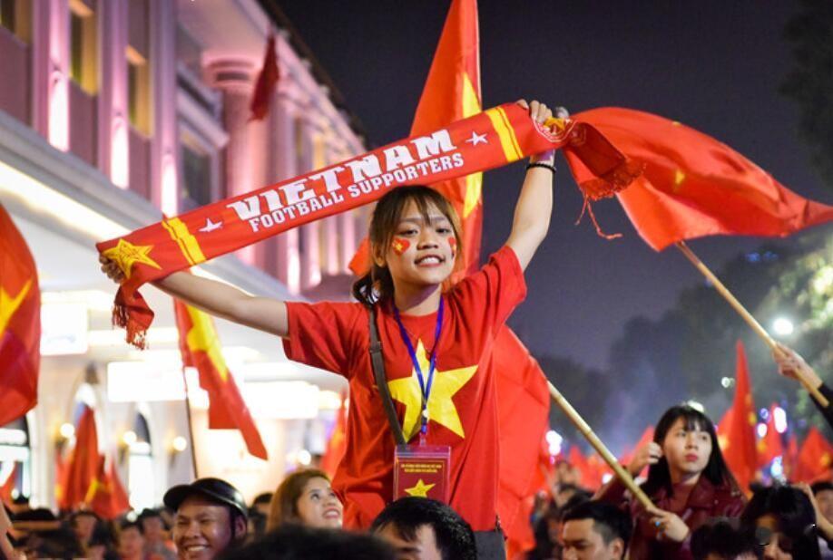 越南正式颁布新法:领导干部如果纵容配偶，子女违法，必须引咎辞职。看到这个，我反而