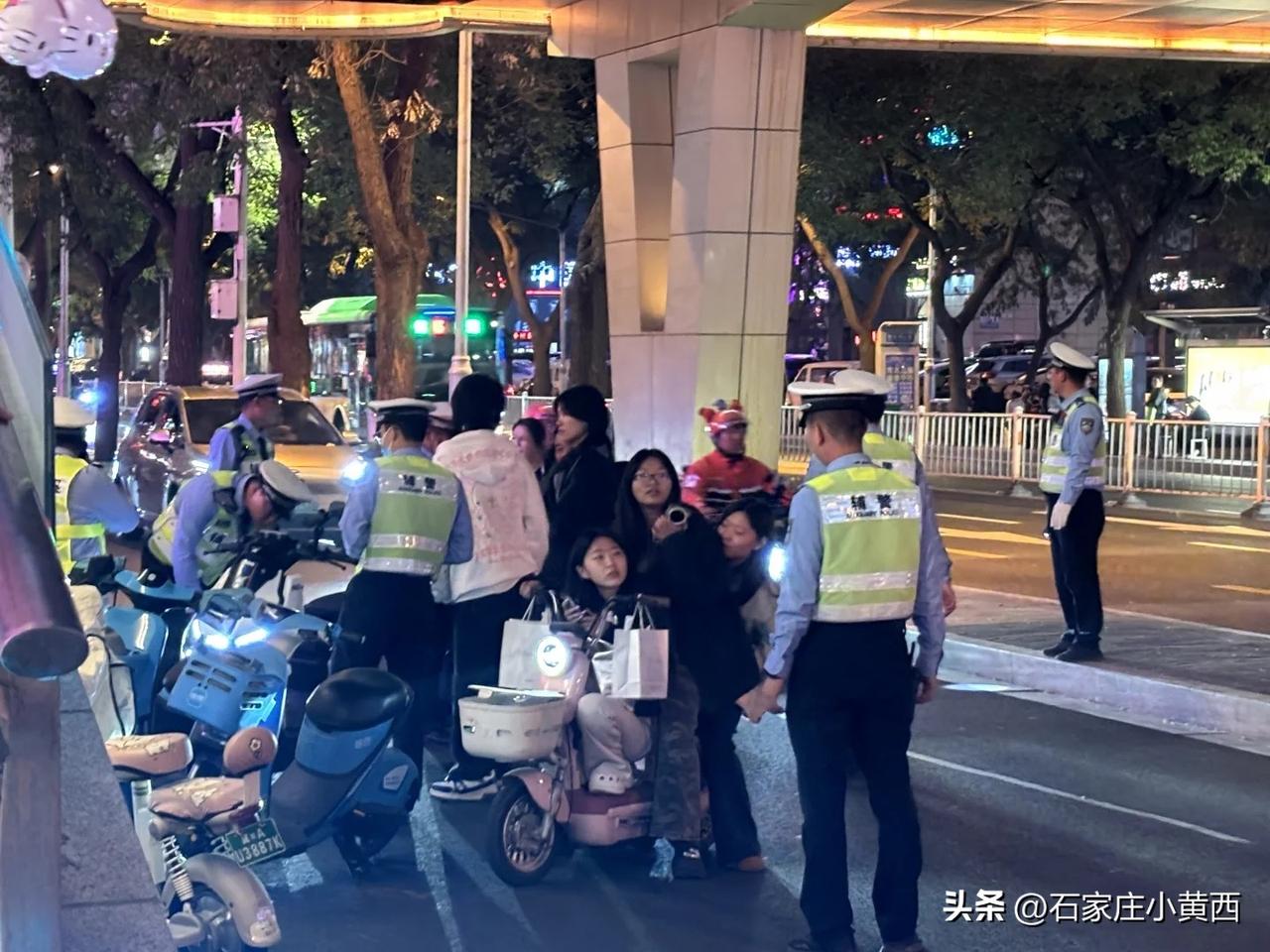 其实吧石家庄查头盔这个工作挺重要滴。这是石家庄勒泰中心附近。
有次遇到了一个情况