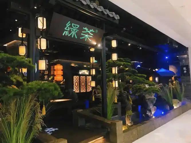 数十家连锁餐厅的老板被蒙在鼓里整整几个月。
 
直到海鲜开始成批死亡，员工群里有