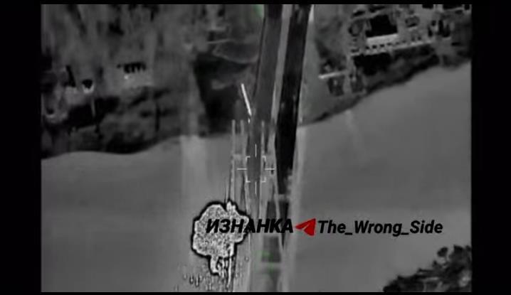 多架俄军“天竺葵”无人机攻击了扎波罗热州乌克兰控制区的一座斜拉桥，导致桥面受损，