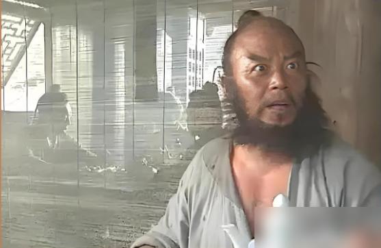 一身腱子肉的李逵被当场拿下，导演扭头却相中一个75公斤的瘦子。
98版水浒剧组