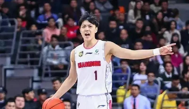 杜锋坚持让胡明轩当持球核心，最近没少挨球迷说。数据摆在那儿，广东队确实缺能拿住球