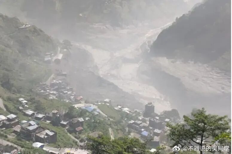西藏泥石流 据说已经上百人失联了，真希望这些失联的人可以没事，大自然的力量真的好