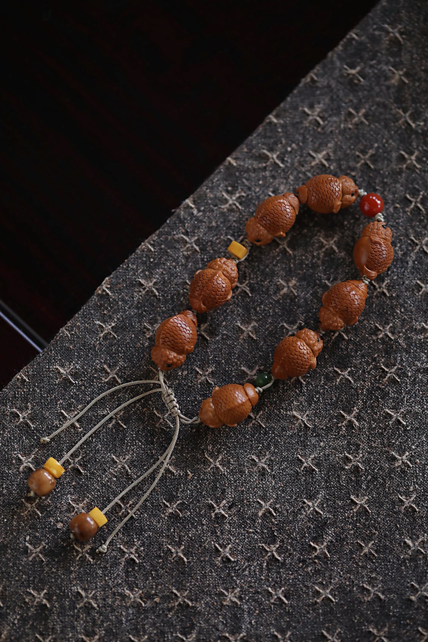 核雕 | 金玉满堂 手串金鱼圆润可喜，手刻层层密鳞，鳍尾飘逸灵动，尽得灵俏之气。