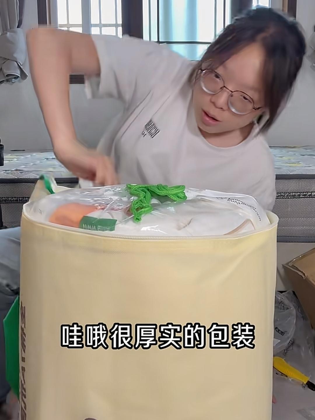 谢炜琳更新拆箱视频，IP落点南京，团队走向引网友猜测
 
谢浩男妹妹谢炜琳更新了