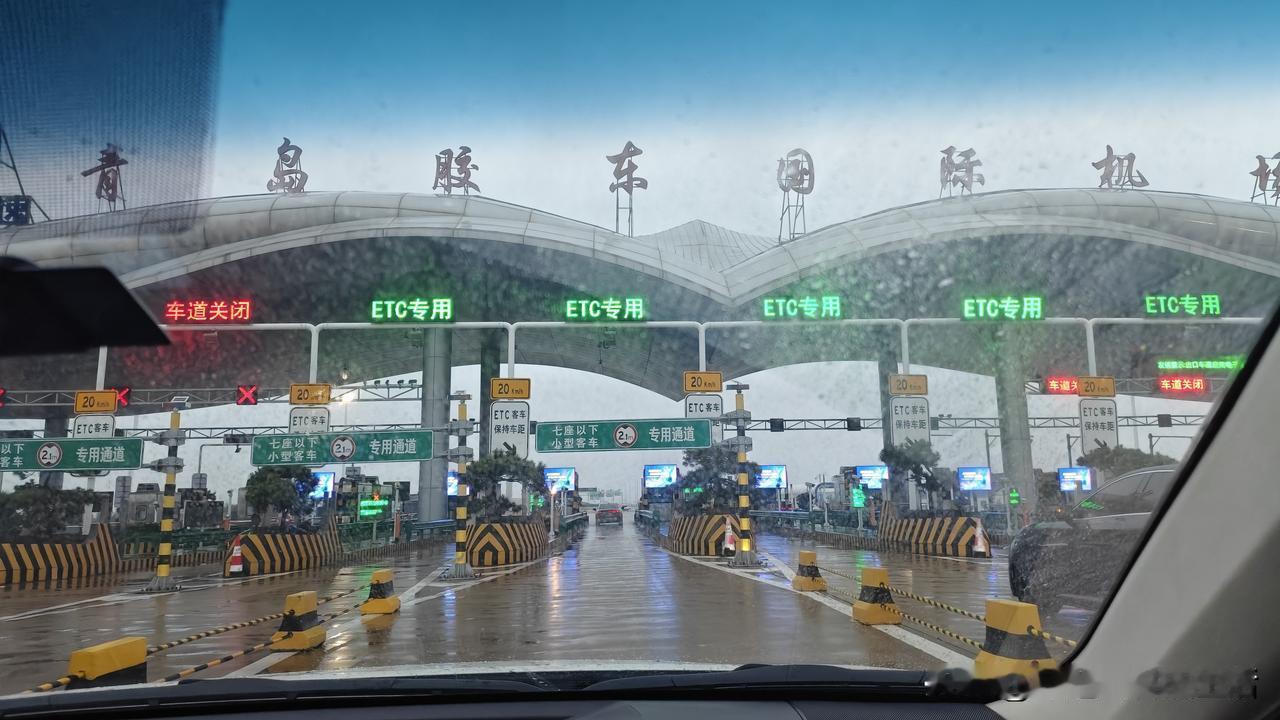 我们眼下正行驶在青岛西高速，路上车流算不上密集，一路上发现了一个很有意思的景象。