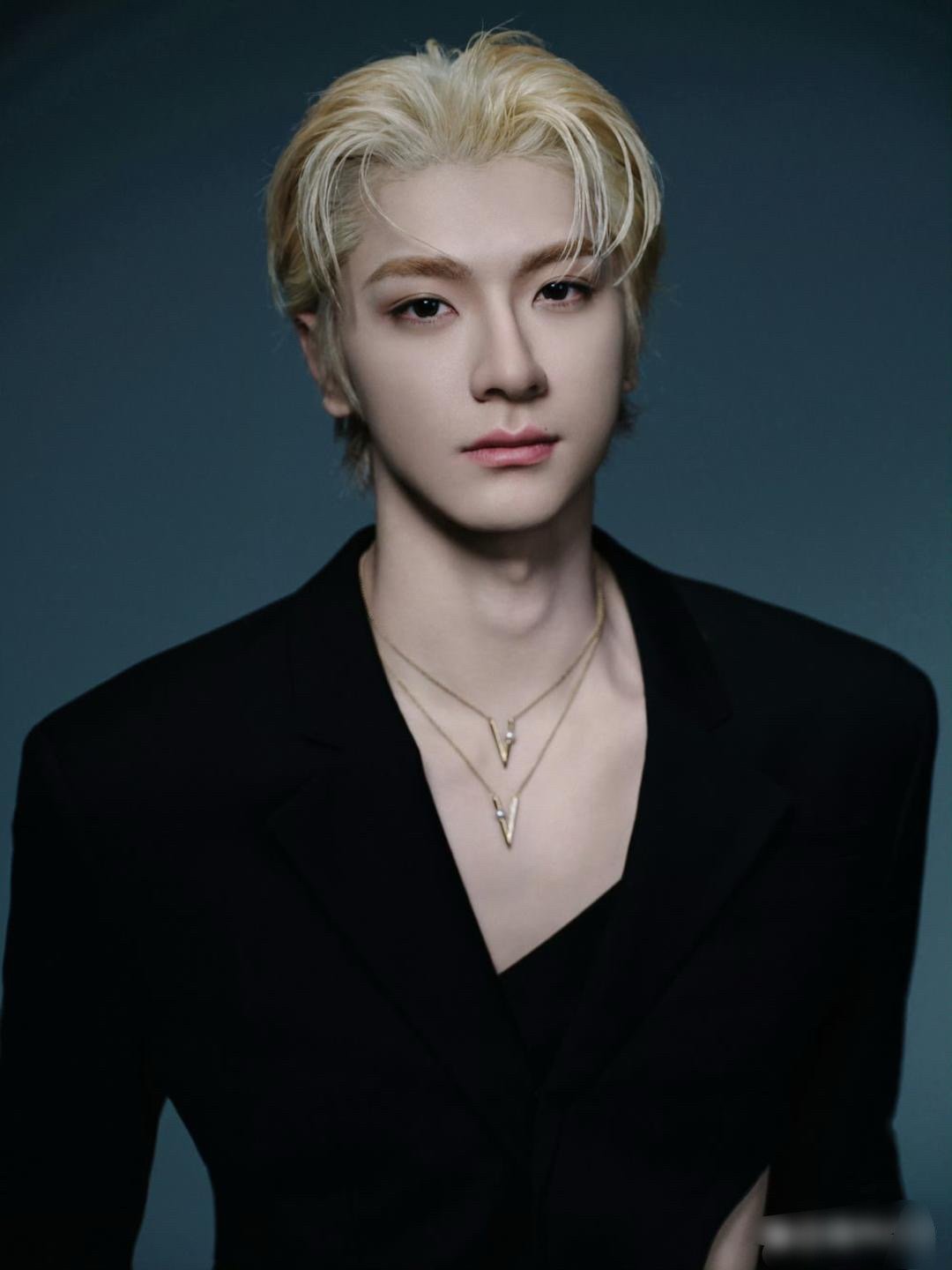 没想到你是这样的林一，染金发穿不规则黑西装，腰间挖了一大块洞，大秀腹肌 