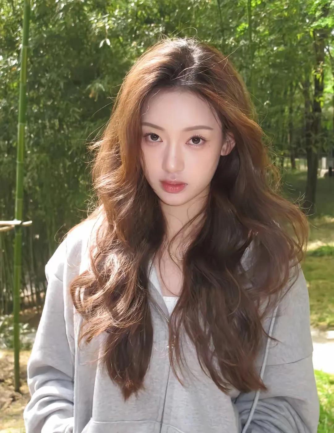 春暖花开，金黄的一朵朵，一串串，一片片像花海似的，沉浸在花丛中太美了！